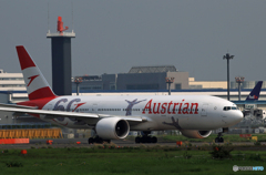 「曇り」Austrian '60 OE-LPF  777-200  出発します