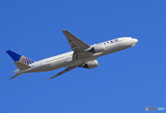 「良い空～」 UNITED 777-222 N214UA 飛ぶ