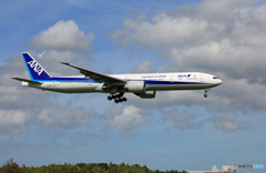 「良い雲」 ANA 777-381  JA735A Landing