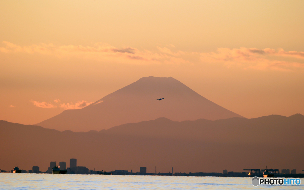 ☮ 淡い色の富士山と飛行機　✈