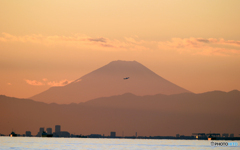 ☮ 淡い色の富士山と飛行機　✈