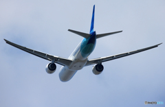 [青い空] Garuda 777-3U3 PK-GIG 離陸