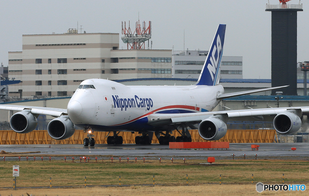 「雨」 NCA 747-8KZF JA14KZ 出発です