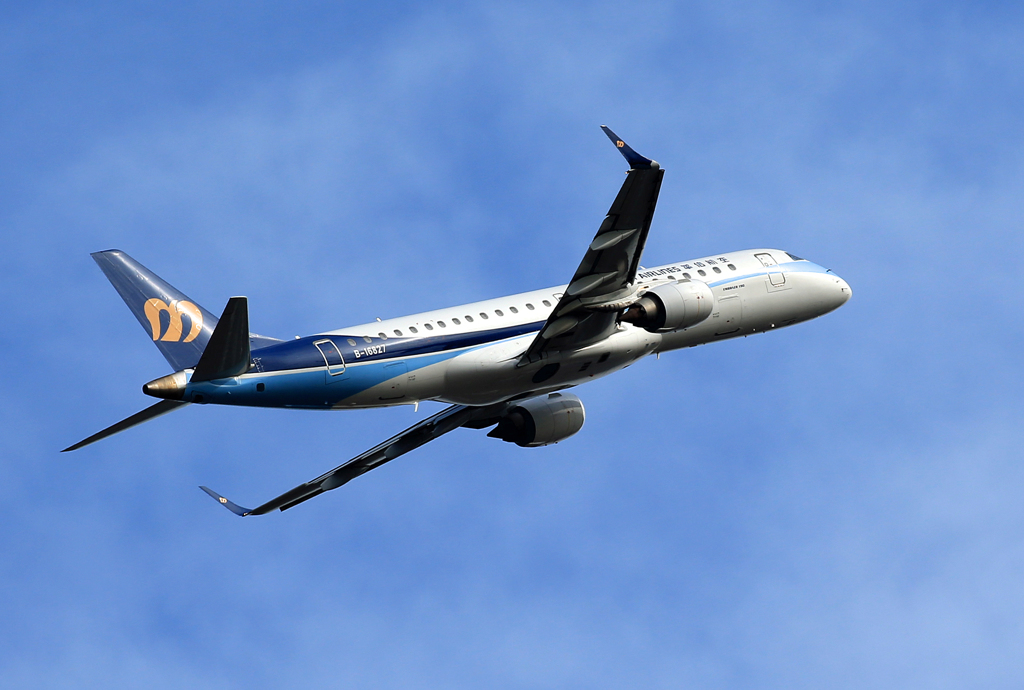 「青が大好き」 マンダリン航空 ERJ-190 出発