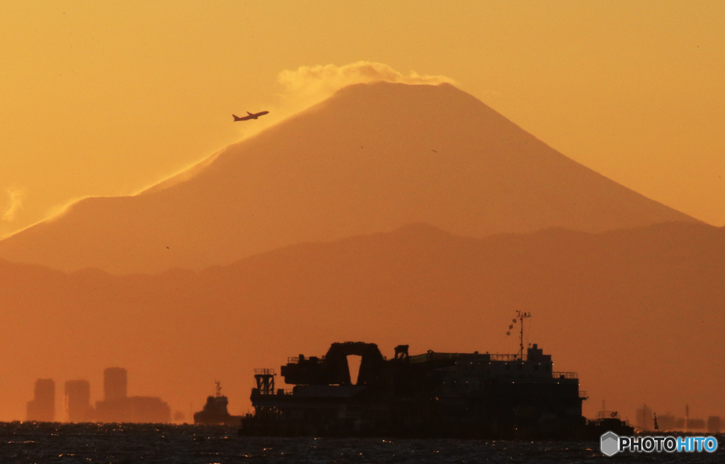 「そらー」富士山の夕焼けと飛行機