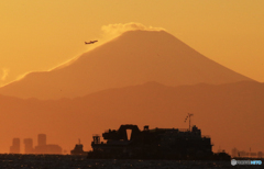 「そらー」富士山の夕焼けと飛行機