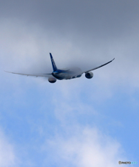 [青い空]　ANA 787-8 JA831A 飛行ベイパー