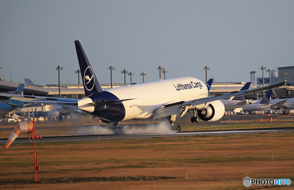 ☀「青い空」が一番  Lufthansa 777-FBT  到着