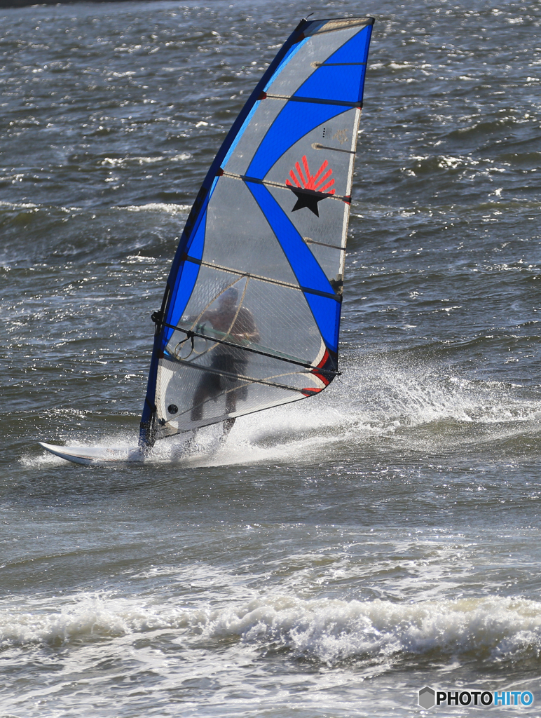 「キラキラ」飛ばす・ウインドサーフィン