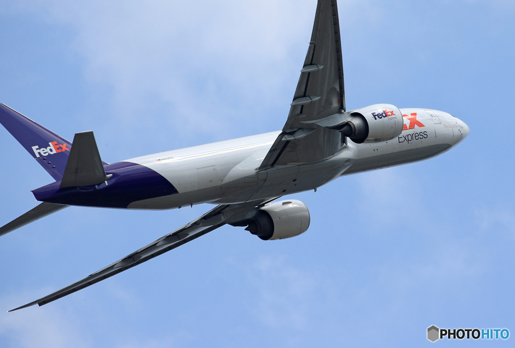 「青い日」FedEx 777-FS2 N852FD 離陸