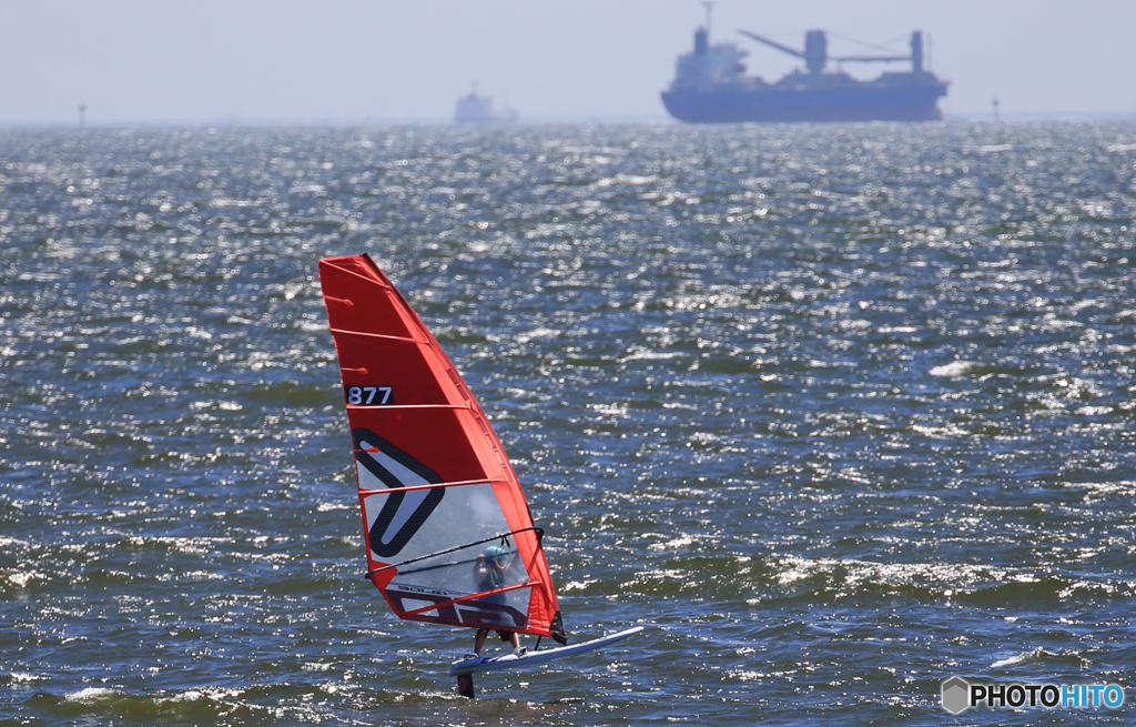 「すかい」大型船とウインドサーフィン