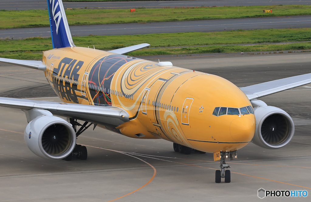  「青が好き」  ☮Landing  羽田国際空港の風景です
