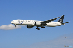  「晴れ」 ANA STAR 777-381 着地前