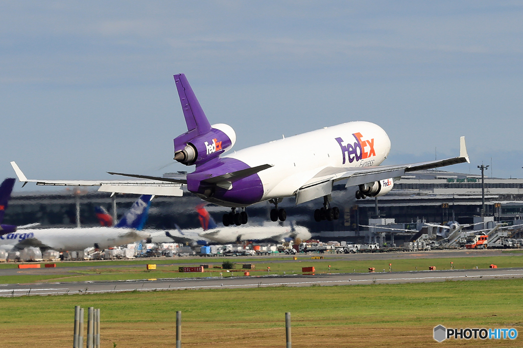 「ぶるー」 FedEx MD-11 N572FE 到着です
