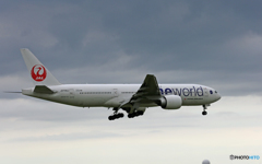 「雲」 JAL 777-246 oneworld+ JA708J着地前