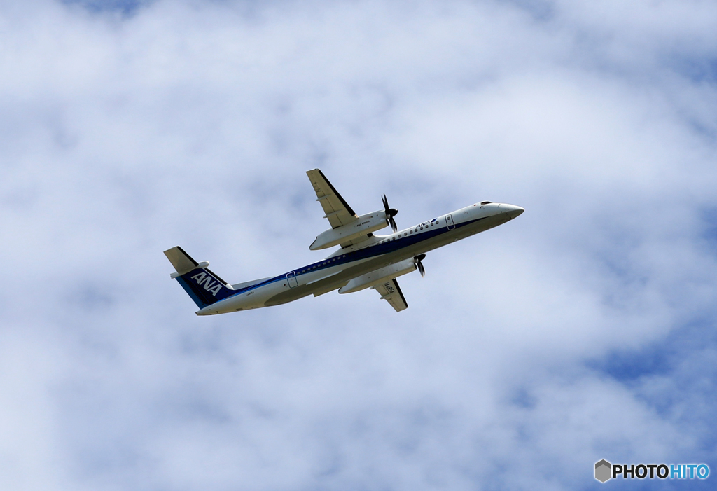 「真青の空」 ANA DHC-8-400 JA465A 飛行