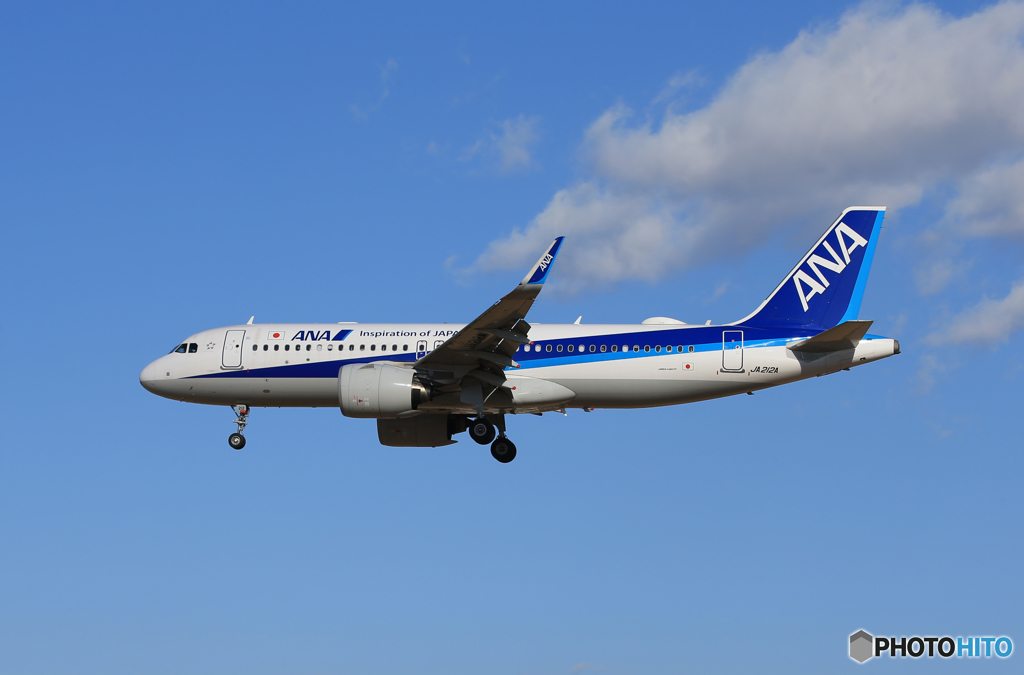 「青い日」 ANA A320-271N JA212A 着陸です