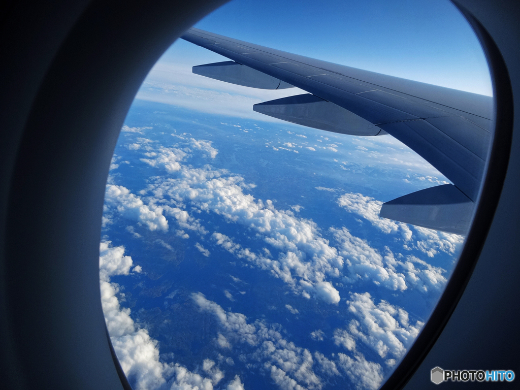 [青い空]　高度　１１,５８２メートル　  丸窓の風景です