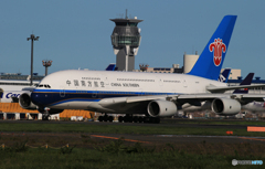 「青色が好き」中国南方航空A380-841 B-6137 出発します