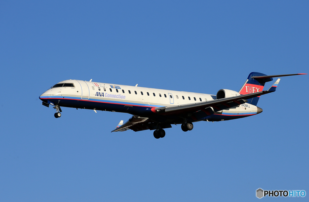 「青が大好き」 IBEX ボンバル CRJ-702 JA08RJ着陸