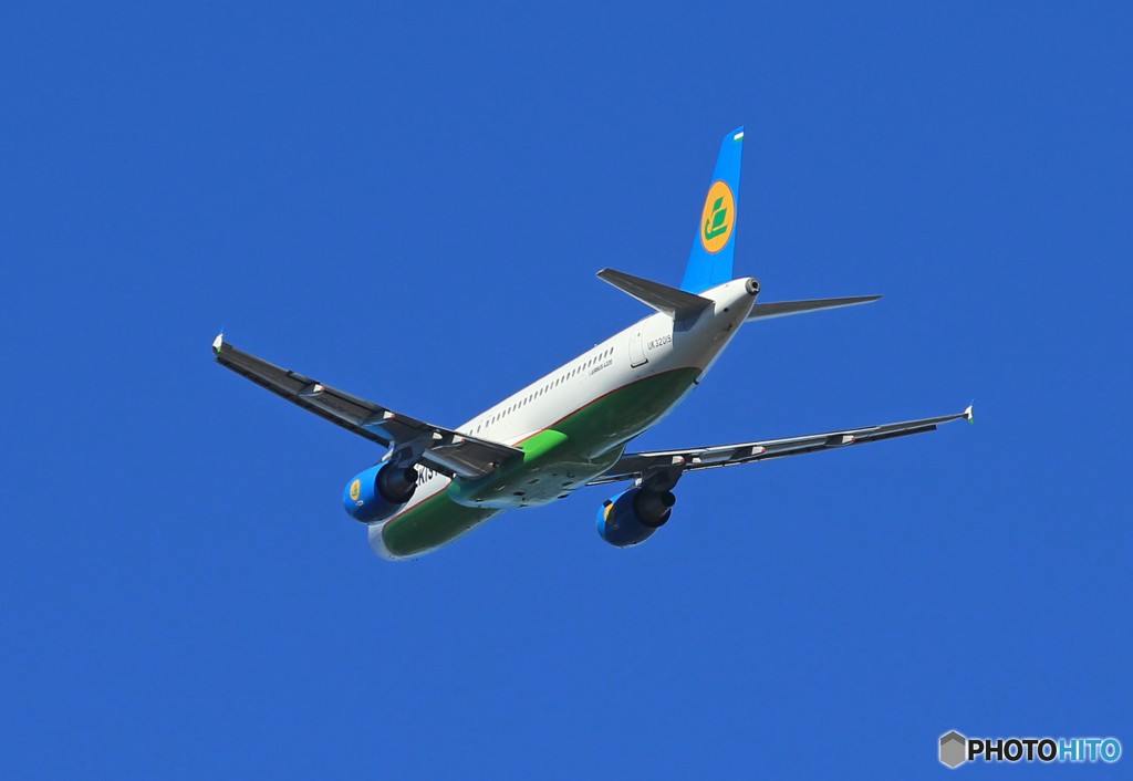 「青色」 ウズベキスタン A320-214 UK32019着陸です
