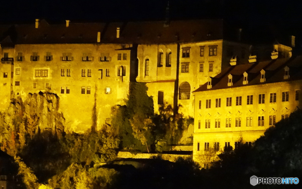 チェコ南部（８２３）夜のチェスキー・クルムロフ城のライトアップ