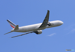 「青が大好き」 Air France 777 F-GZNJ 飛ぶ