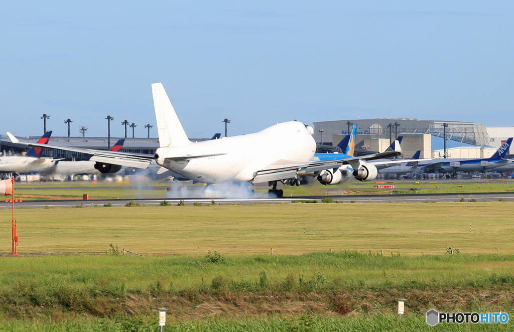 「青が大好き」 白い ・ あとらす 747-400 Landing