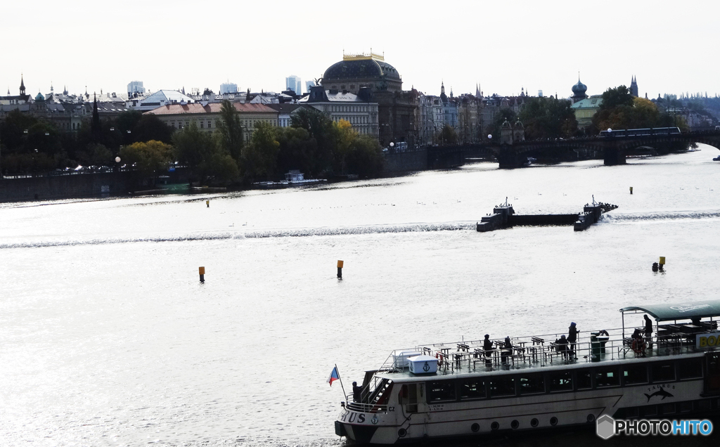 チェコ（７３９）プラハ・カレル橋の遊覧船と風景