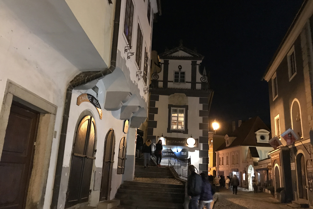 チェコ （１００７） チェスキー・クルムロフ夜の風景です