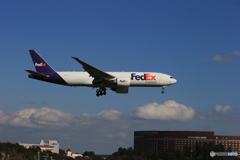 「すかい」FedEx 777-FS2 N884FD 着地前