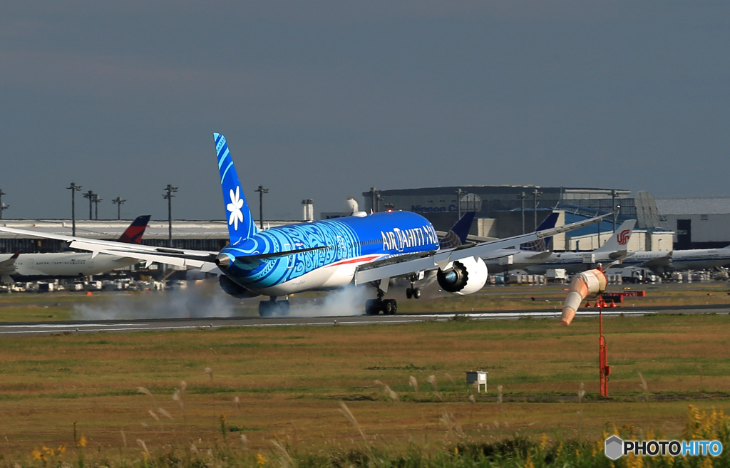 「空色」Air Tahiti Nui 787-9 F-OVAA 着陸です