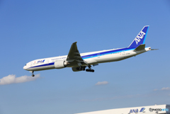 「空色」 ANA 777-381 JA784A 到着