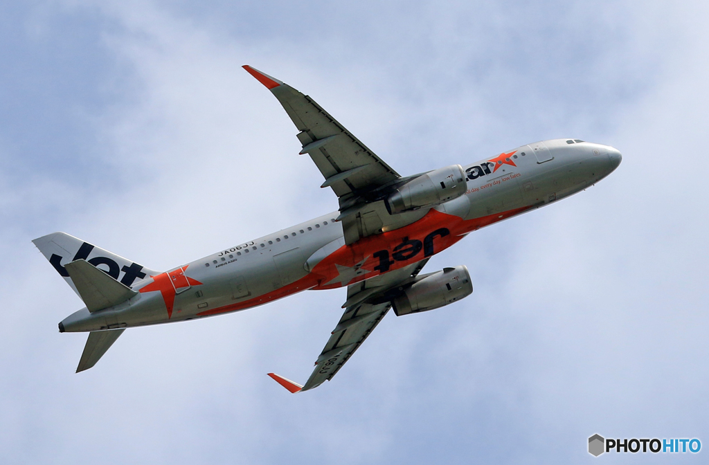 「晴れ」 Jetstar A320-232 JA06JJ 飛ぶ