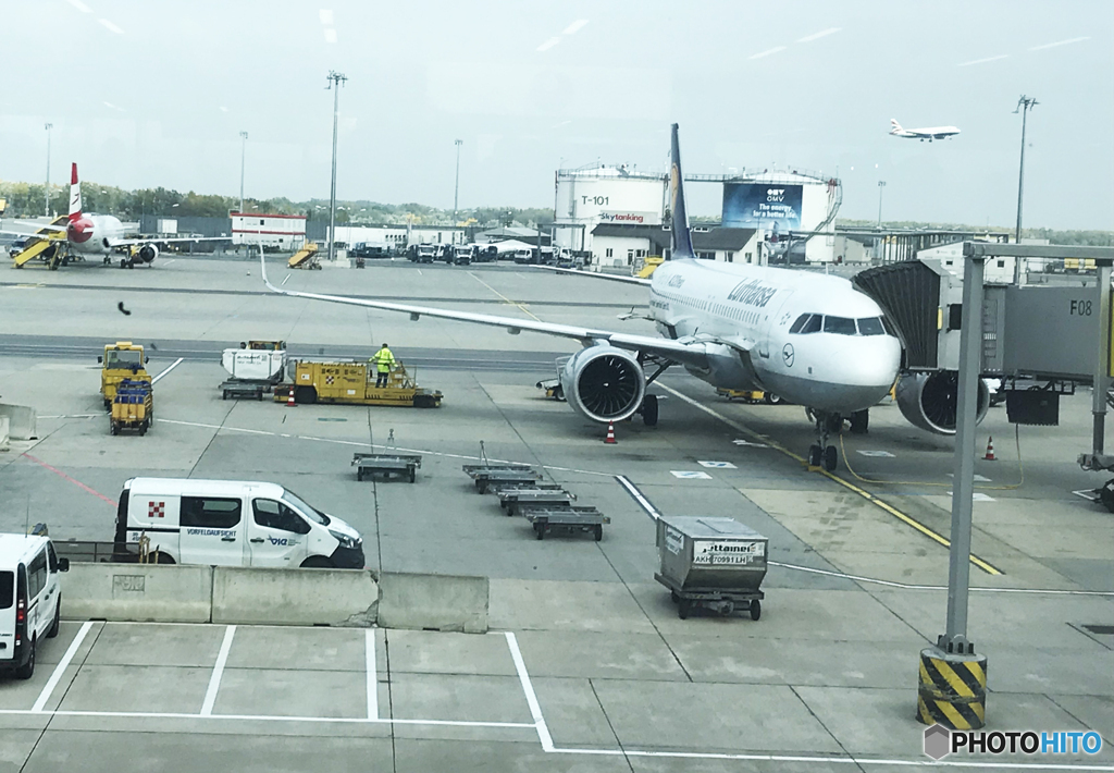 オーストリアVIE空港で　スマホで着陸機を撮ったぞ？　右上！