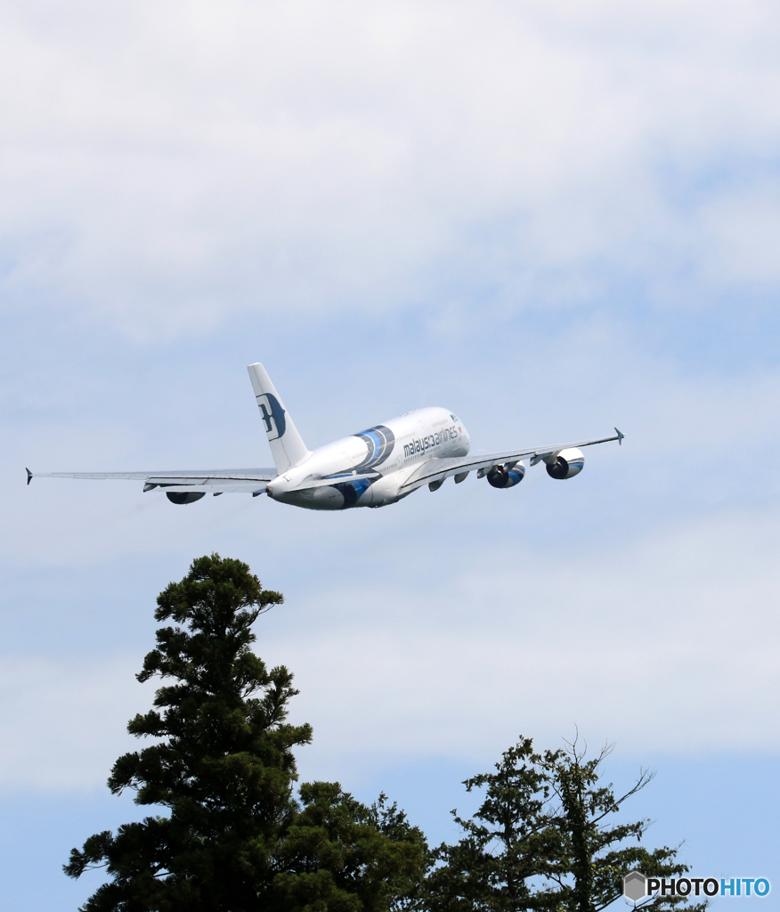 [青い空]　マレーシア航空 A380-841 9M-MNE 出発