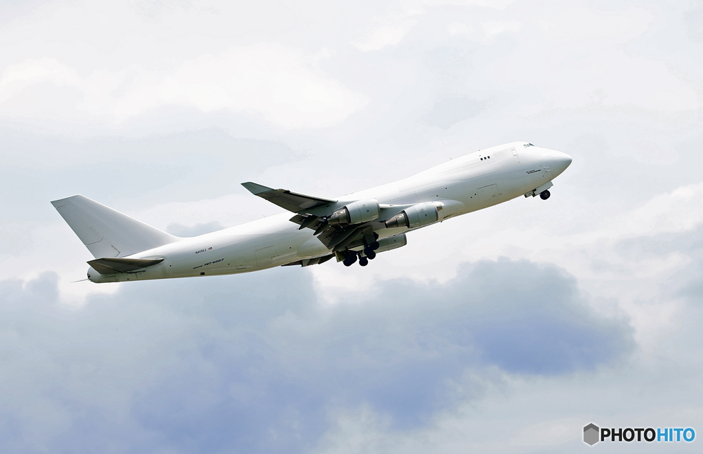 「曇り」ホワイトアトラス747-400 N405KZ Takeoff 