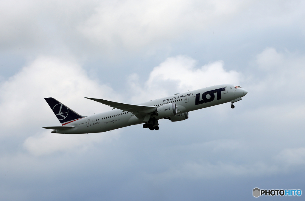 「曇り」 LOT ポーランド航空787-8 SP-LSF Takeoff