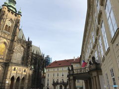 チェコ（３６８）プラハ城の中庭で　