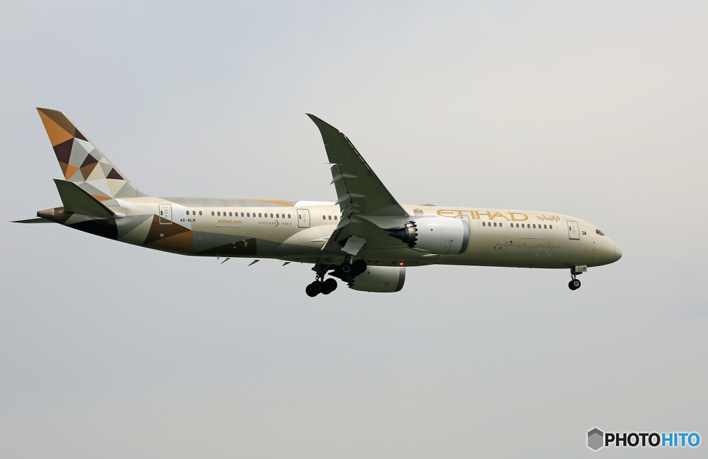 「スカイ」 ETIHAD 787-9 A6-BLM Landing