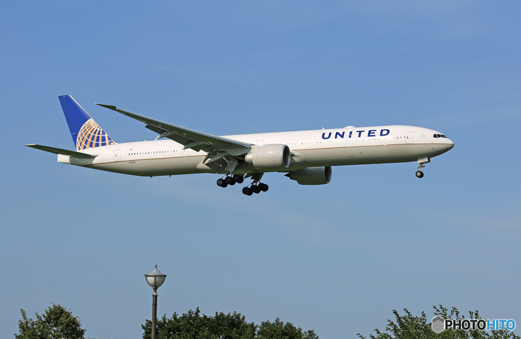 「晴れ」 United 777-332 N3135U 着陸
