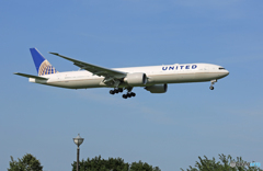 「晴れ」 United 777-332 N3135U 着陸