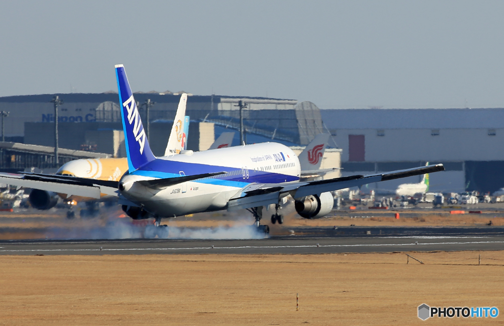 「スカイ」 ANA 767-381 JA608A 着陸します
