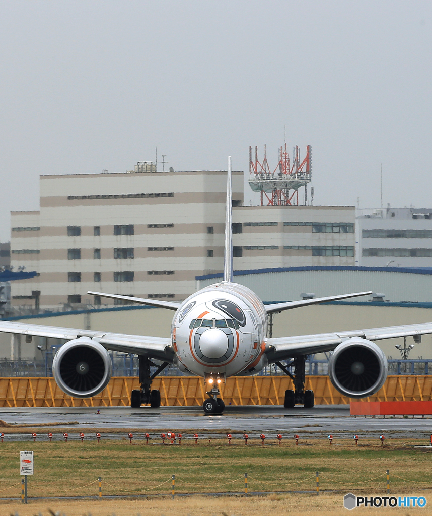 「青」? STAR WARS 777-381 JA789A 出発です