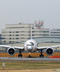 「青」? STAR WARS 777-381 JA789A 出発です