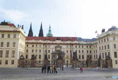 チェコ   （３４４）プラハ城・これから入るよ！　