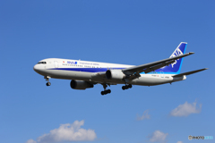 「ぶるー」 ANA 767-381 JA616A 着陸します
