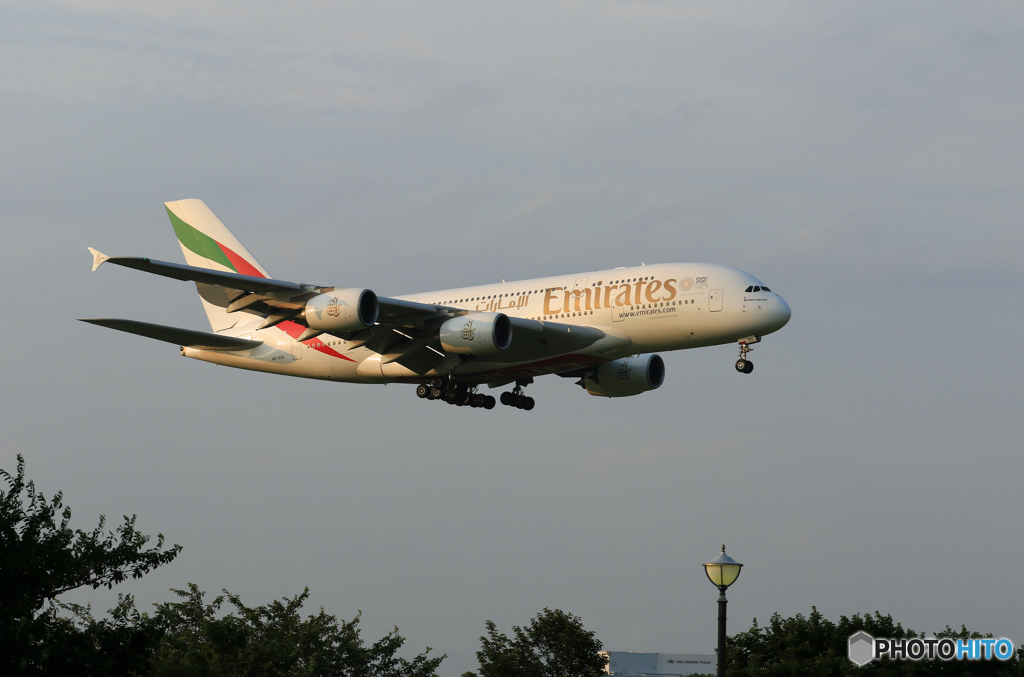  「晴れ」 エミレーツ航空 A380-861 A6-EDC 到着です