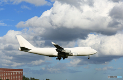 「真青の空」 ホワイトアトラス 747-400 到着