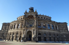 ドイツ（８９４）ドレスデン　ゼンパーオーパー劇場と青い空